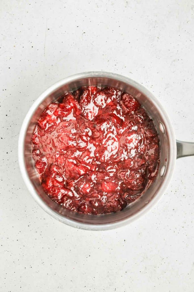 casserole avec des fraises en purées