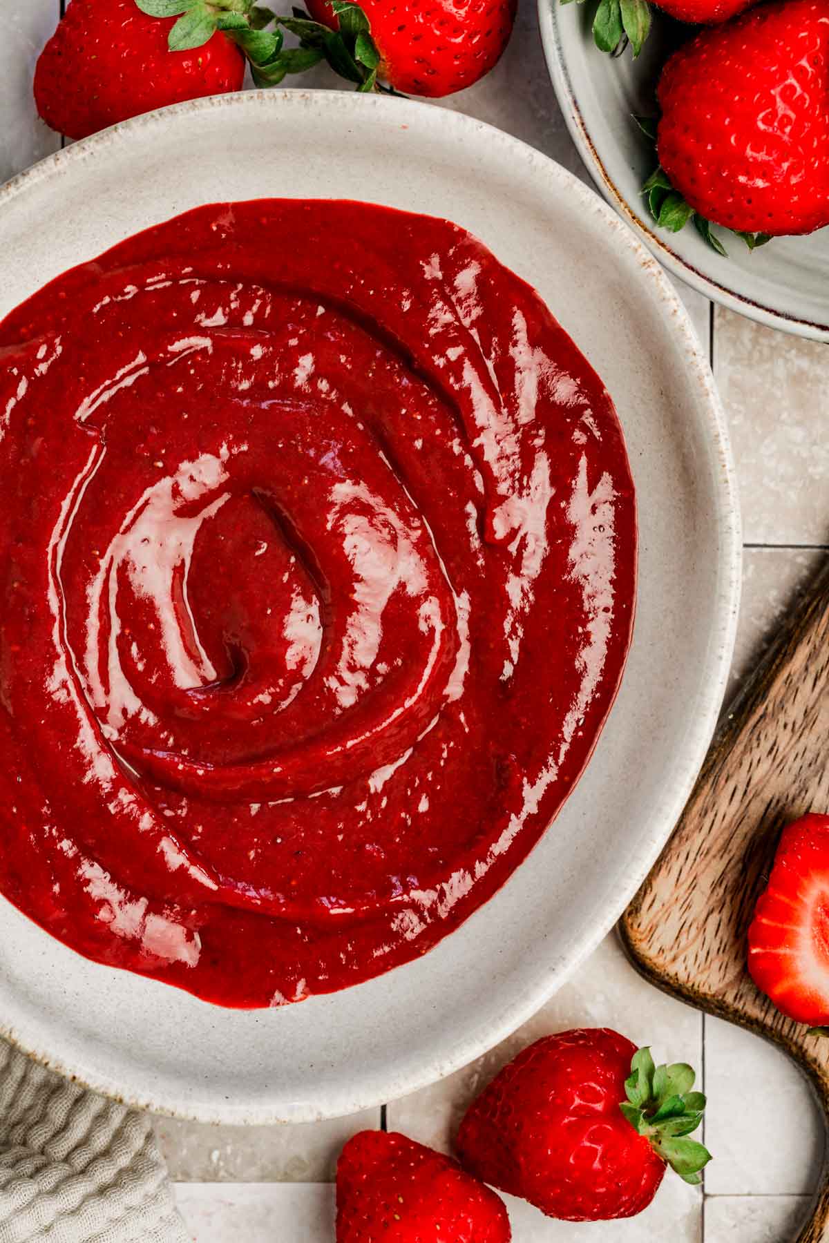 bol avec de la purée de fraise sur une table