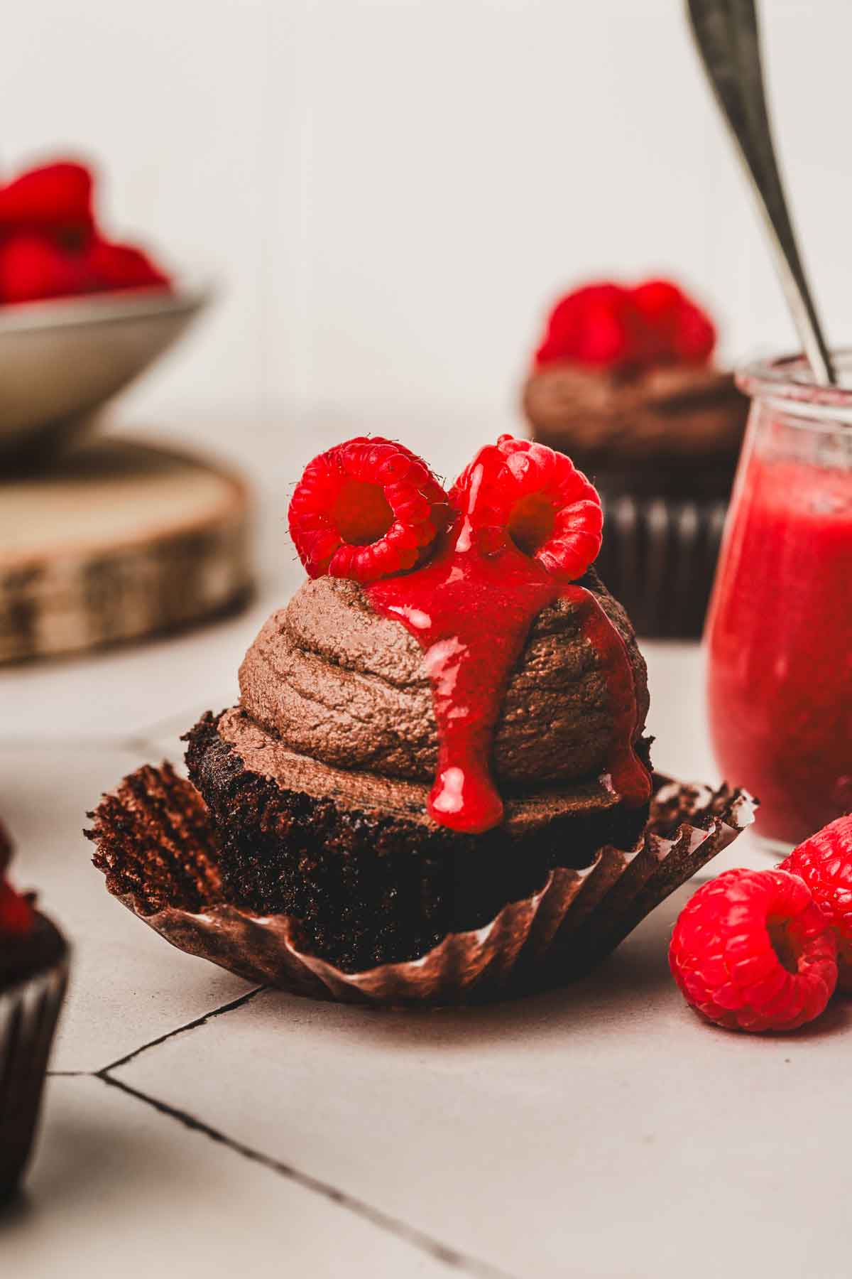 Cupcake au chocolat sur une table avec des framboises
