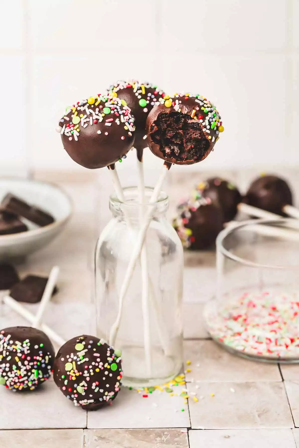 cake pops chocolat dans une petite bouteille de lait sur une table