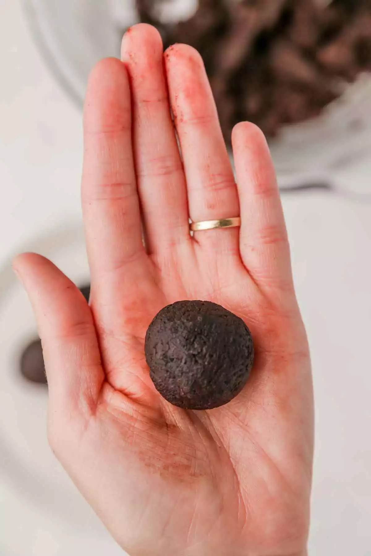 boule de cake pops au chocolat dans une main