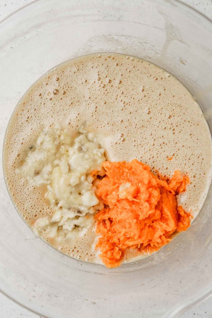 bol avec des ingrédients et de la purée de banane et citrouille