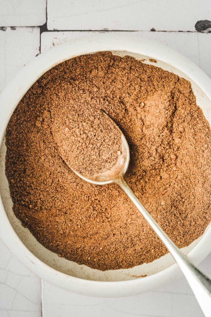 bol avec un mélange d'épices chaudes