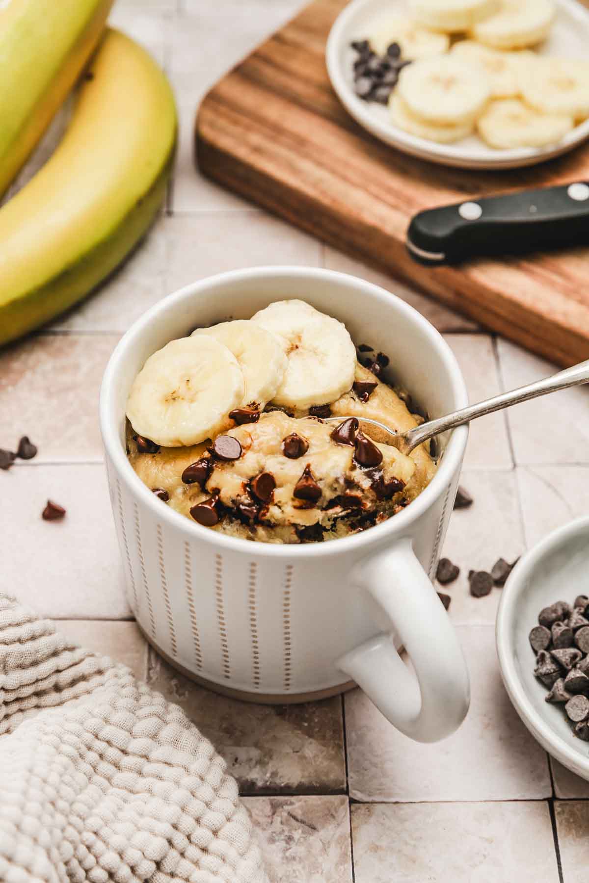 tasse avec du gâteau à la banane et des pépites de chocolat