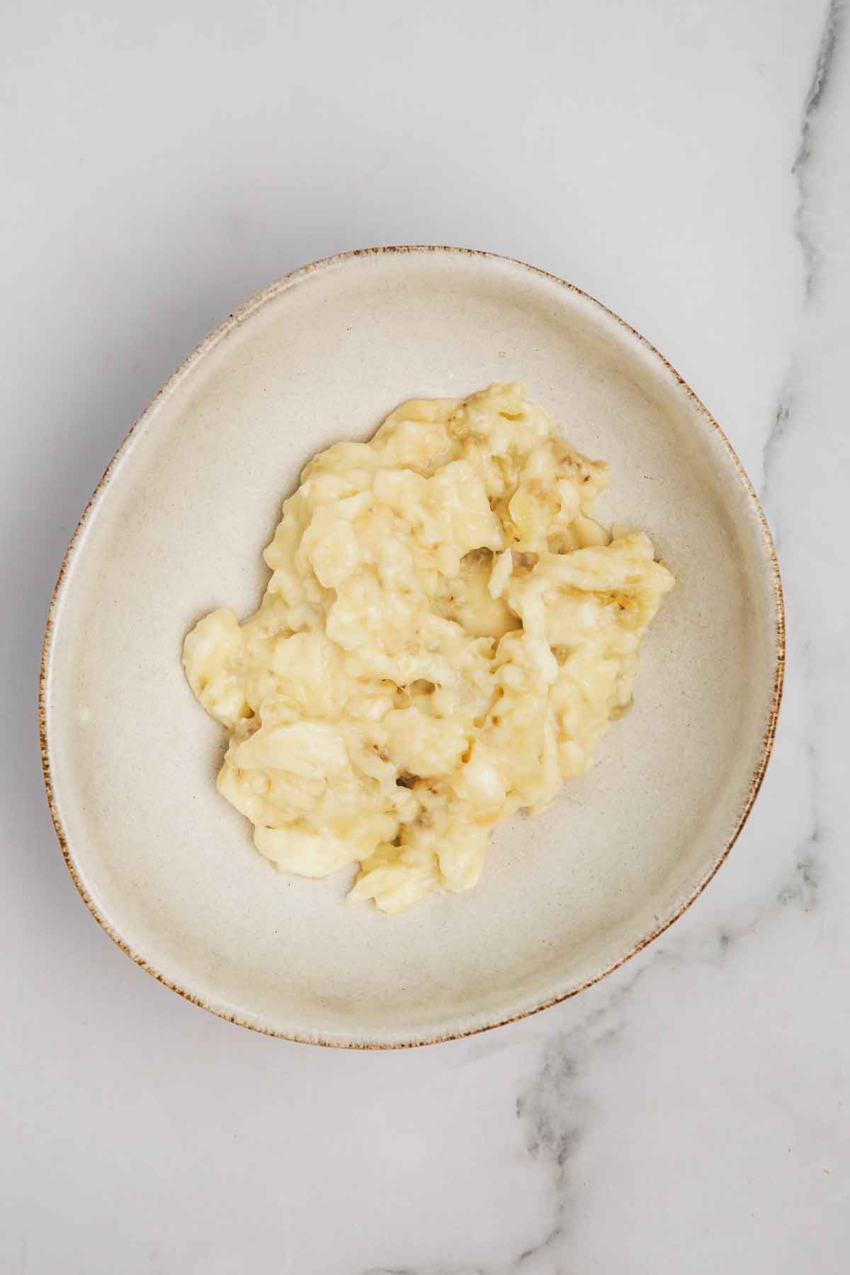 bol avec de la purée de banane