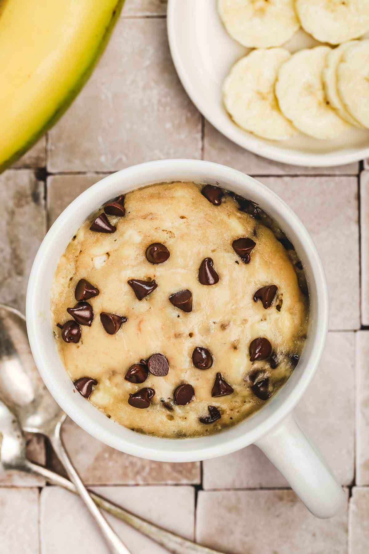 mug cake avec du gâteau à la banane et des pépites de chocolat