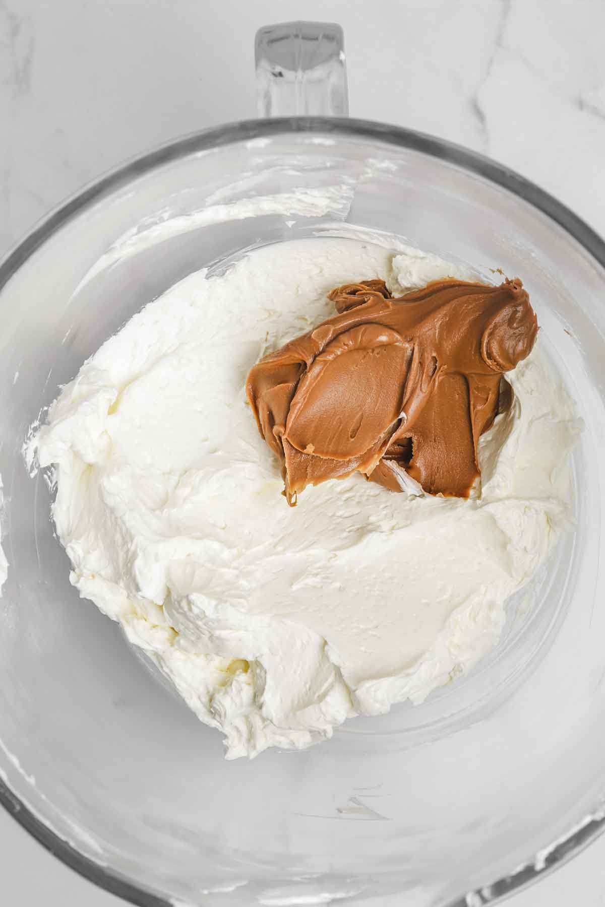 bol avec crème au beurre et pâte à spéculoos