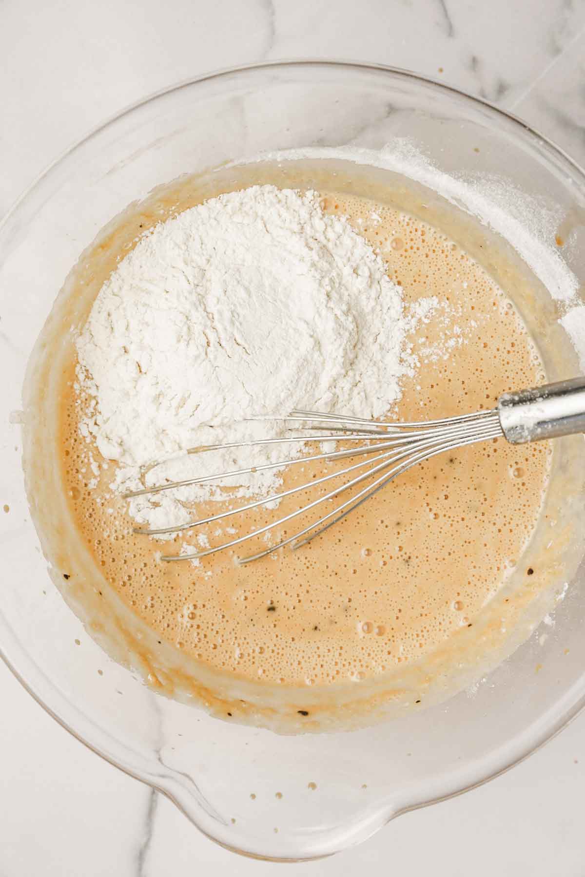 récipient avec de la pâte à muffins
