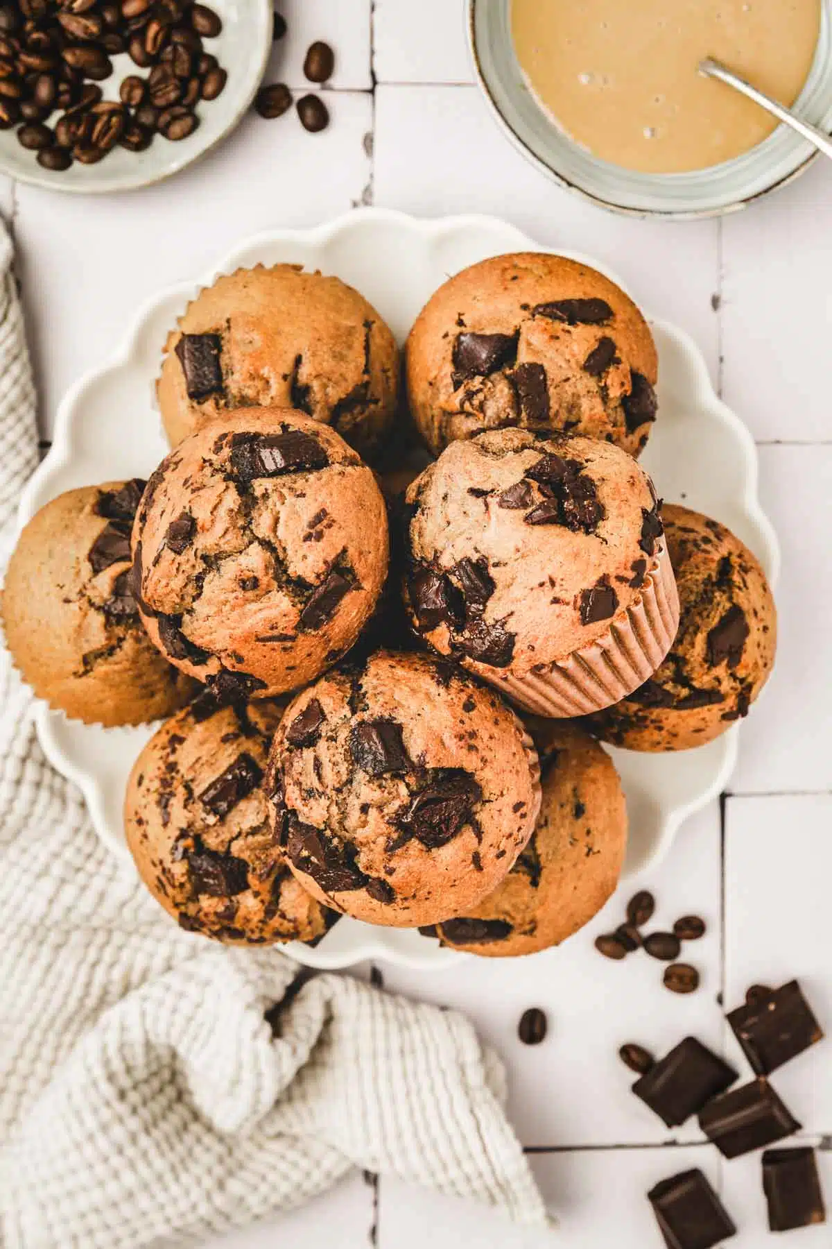 assiette avec des muffins au cappuccino