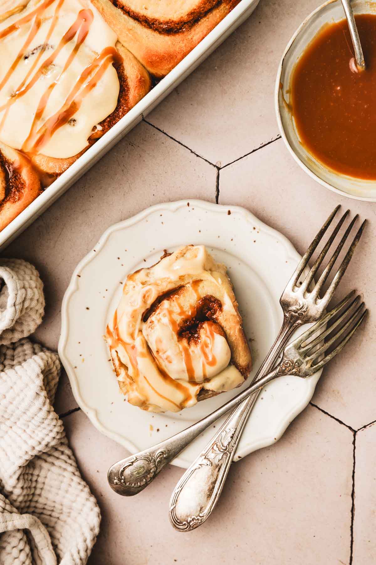 assiette avec une brioche cinnamon rolls au caramel