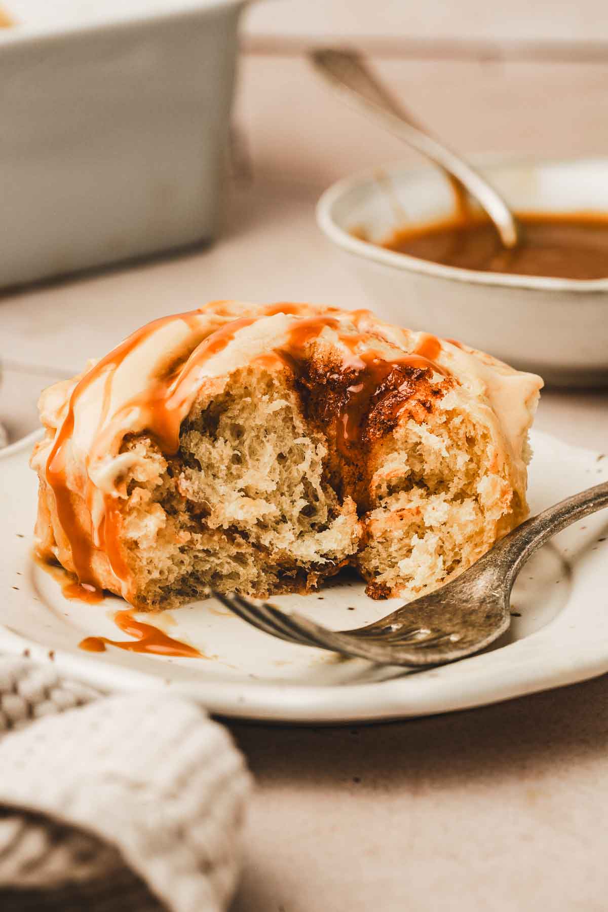 Brioche roulée dans une assiette avec un glaçage caramel