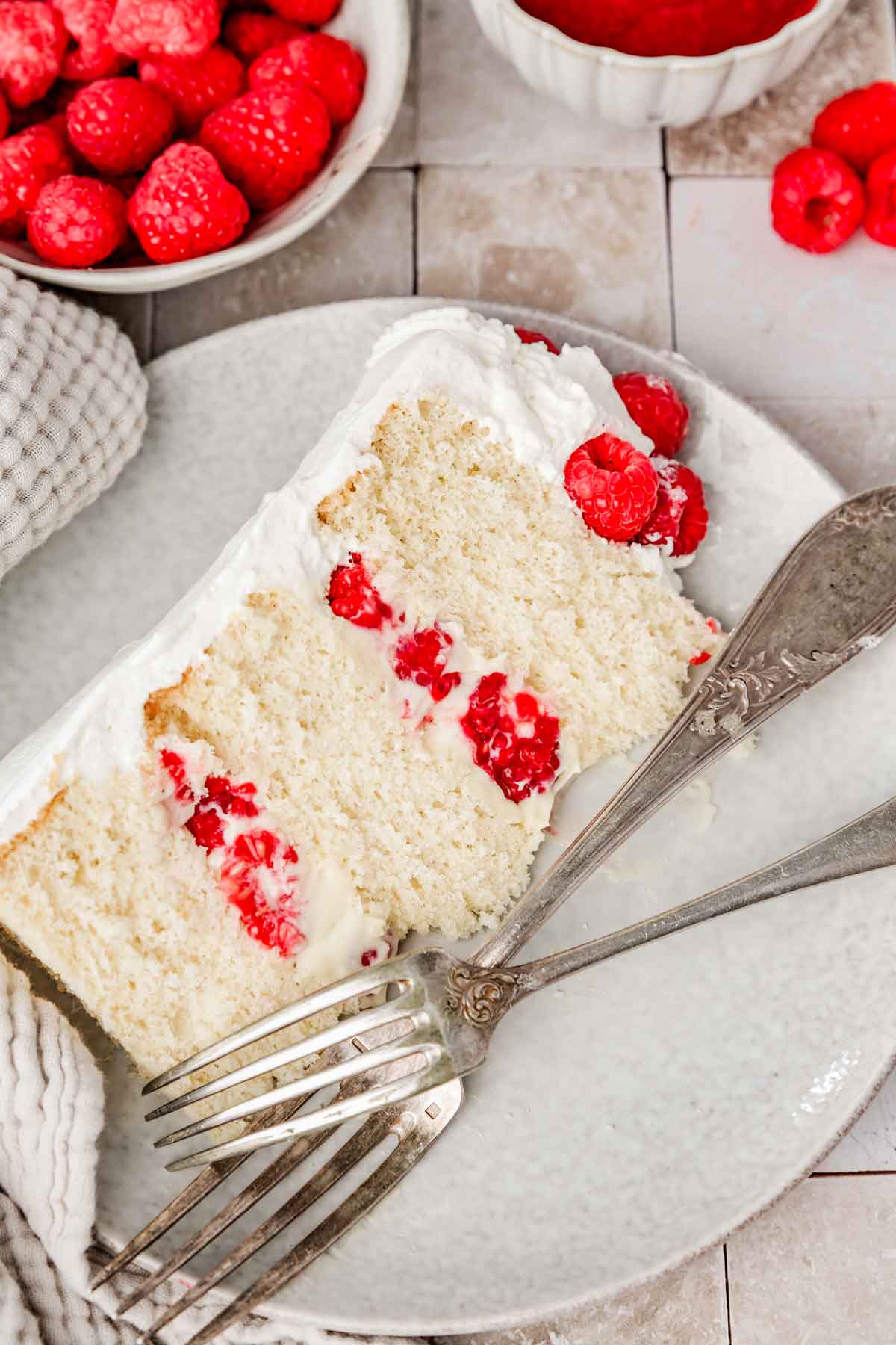 part de layer cake aux framboise dans une assiette