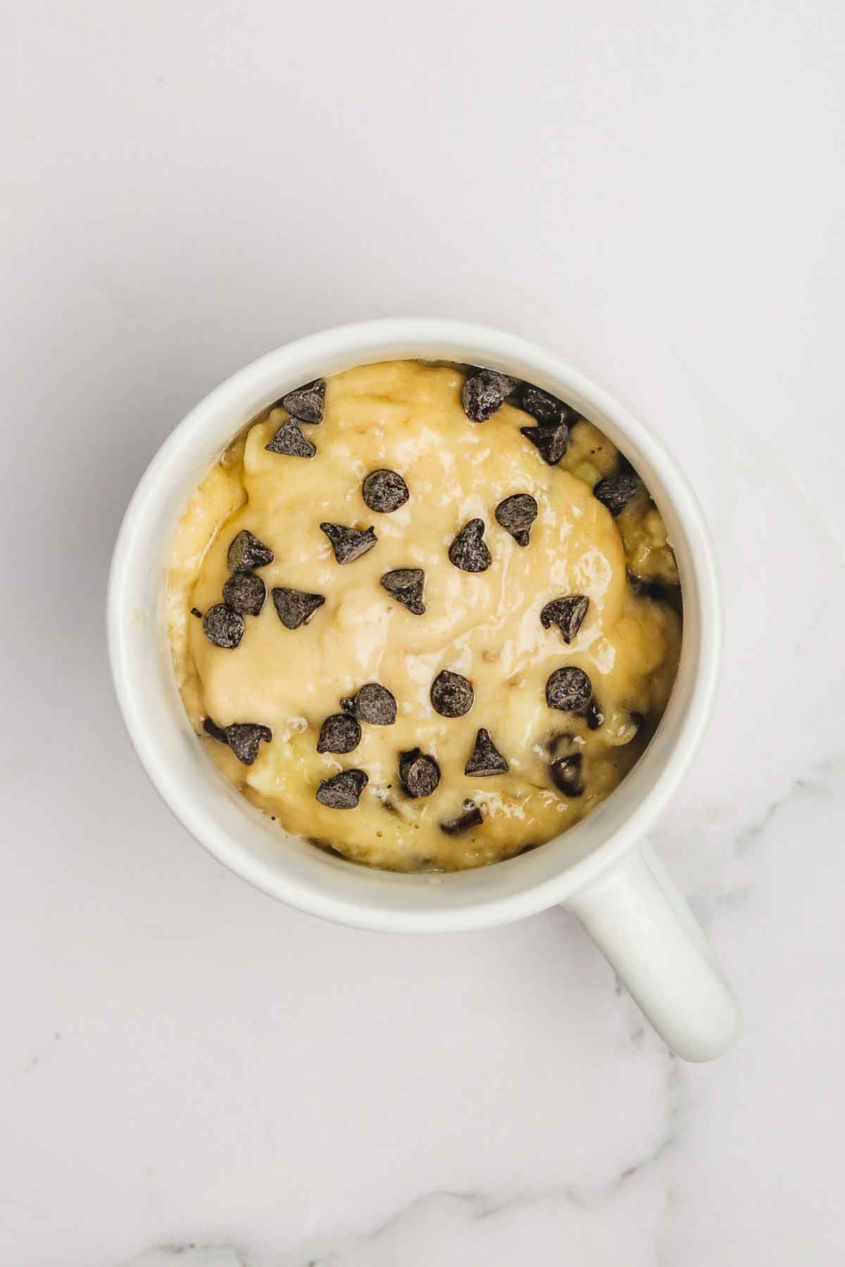 mug cake avec des pépites de chocolat
