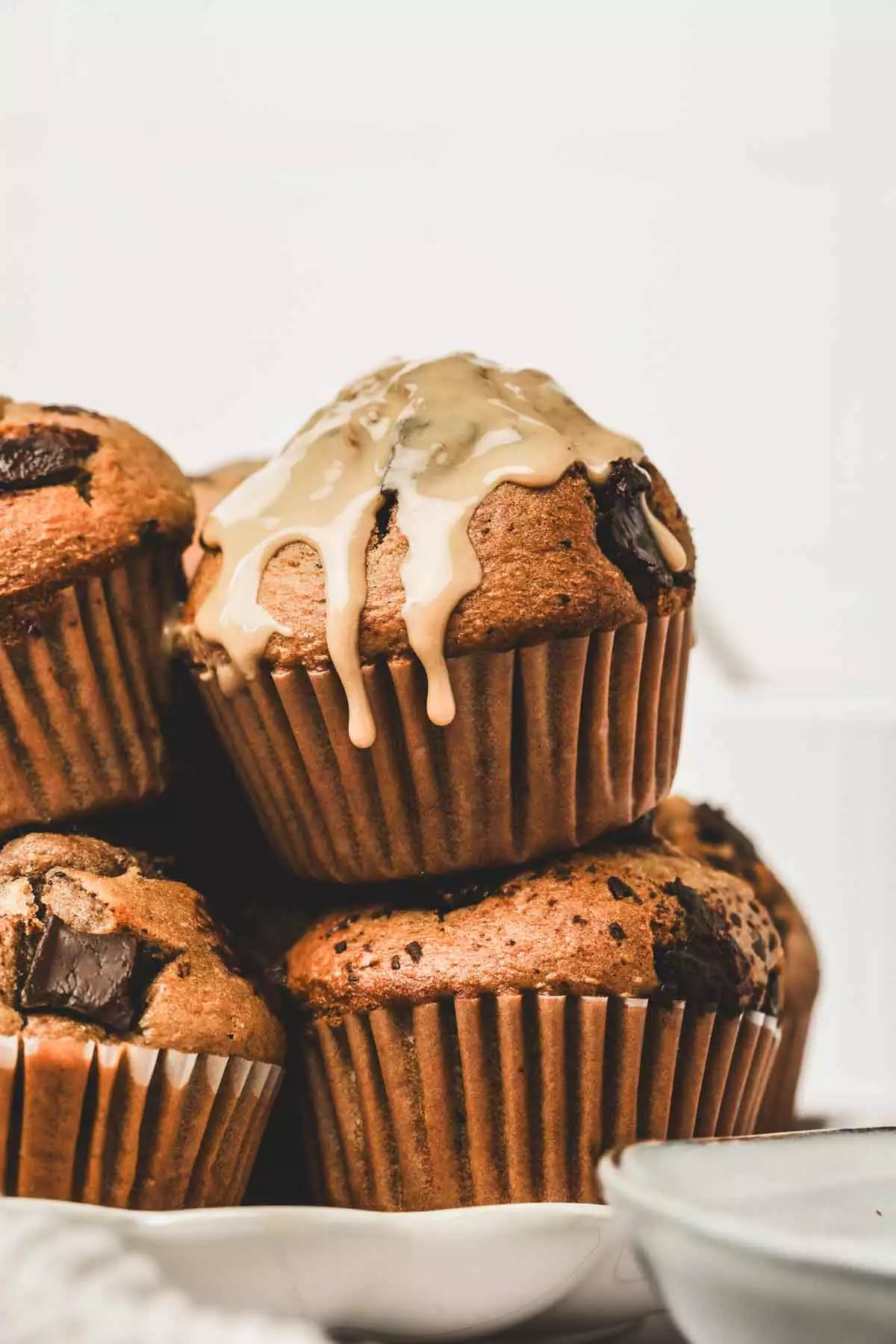 muffins avec du glaçage sur une assiette