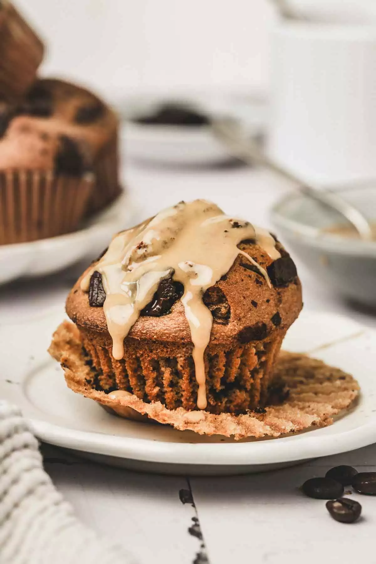 muffins avec du glaçage dans une assiette