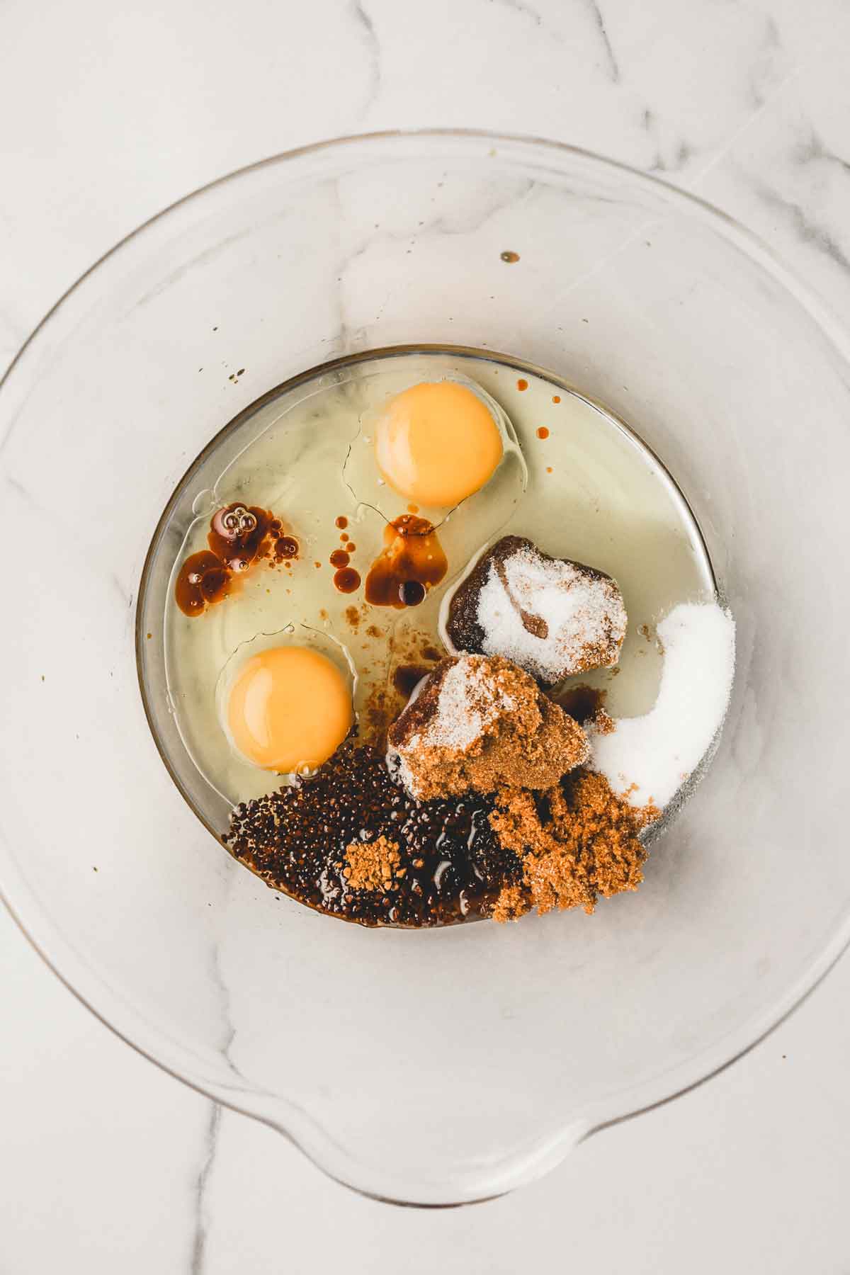 bol avec du sucre et des oeufs