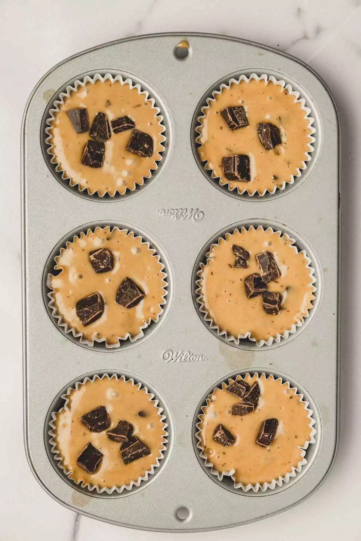 moule avec de la pâte à muffin crue