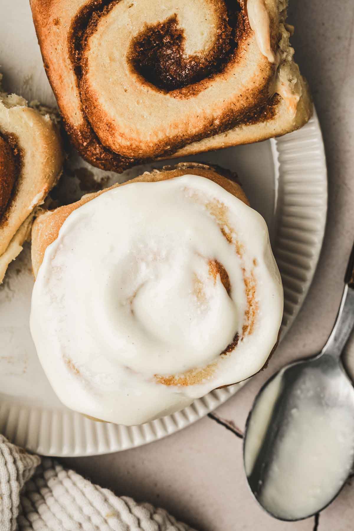 cinnamon rolls sur une assiette