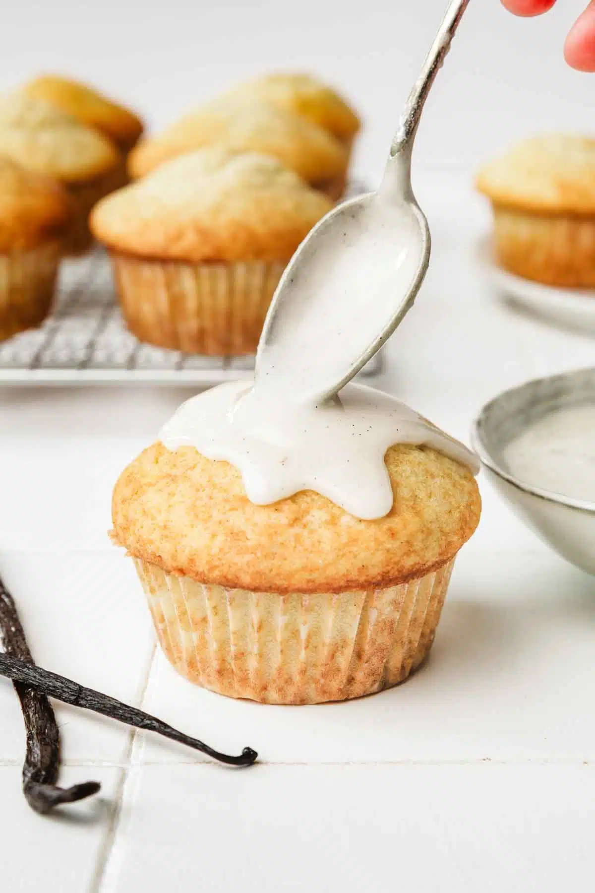 muffin nature sur une table avec un glaçage vanille