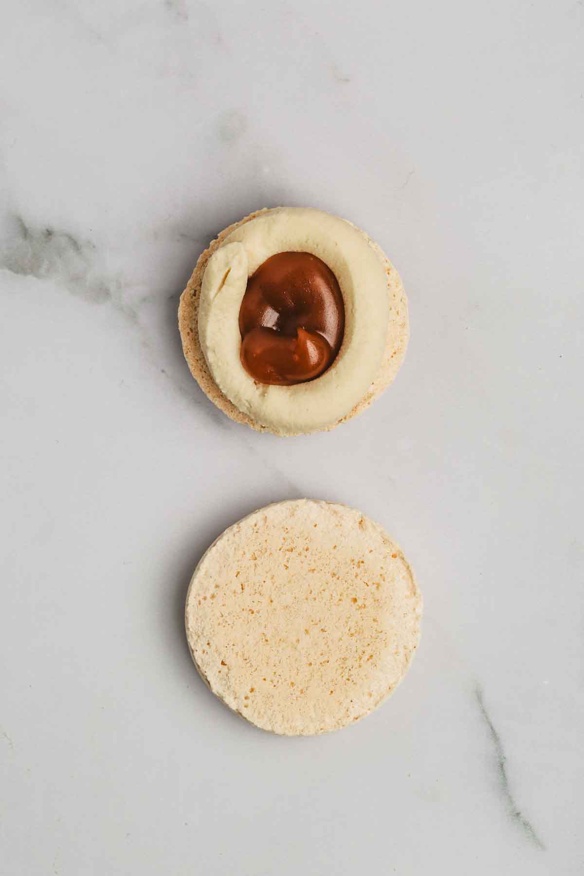 macaron garnie de caramel