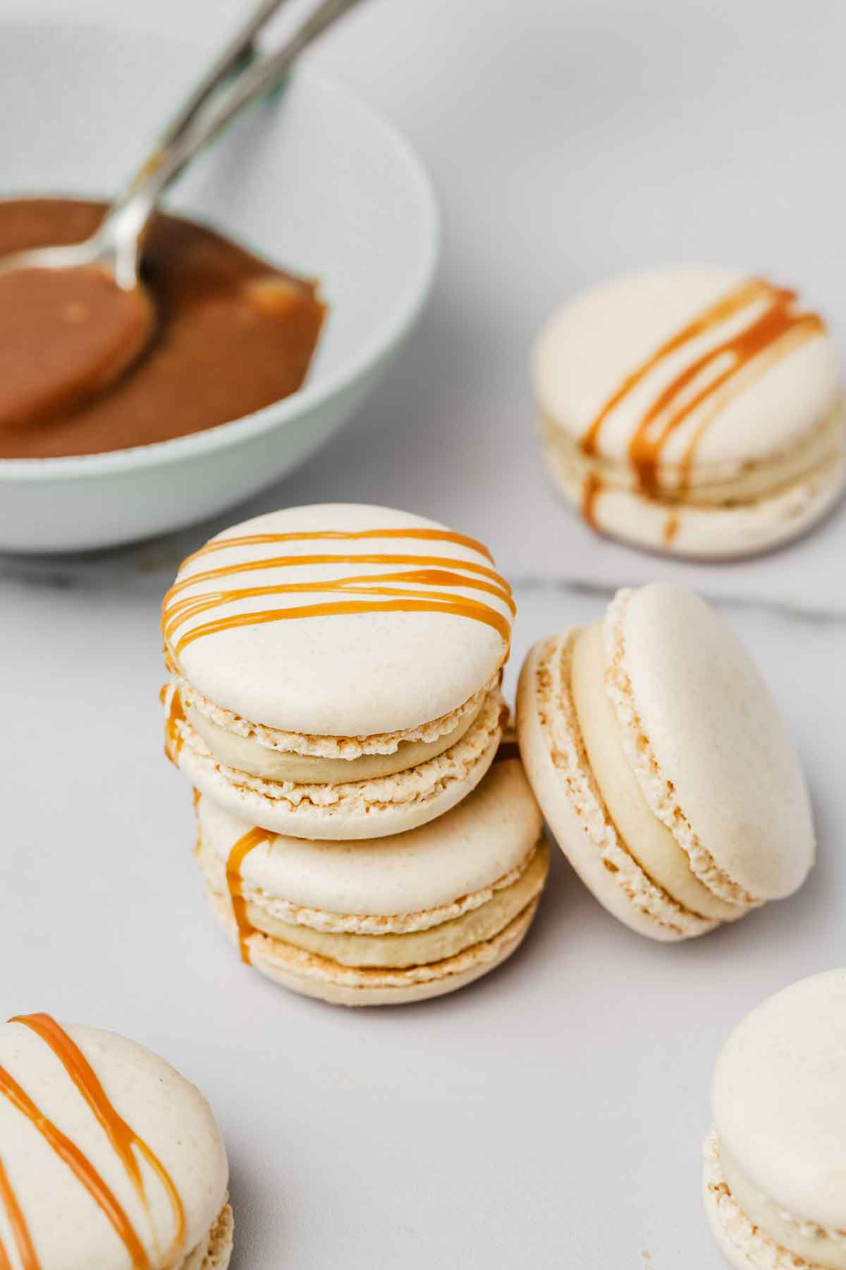 macarons caramel sur une table