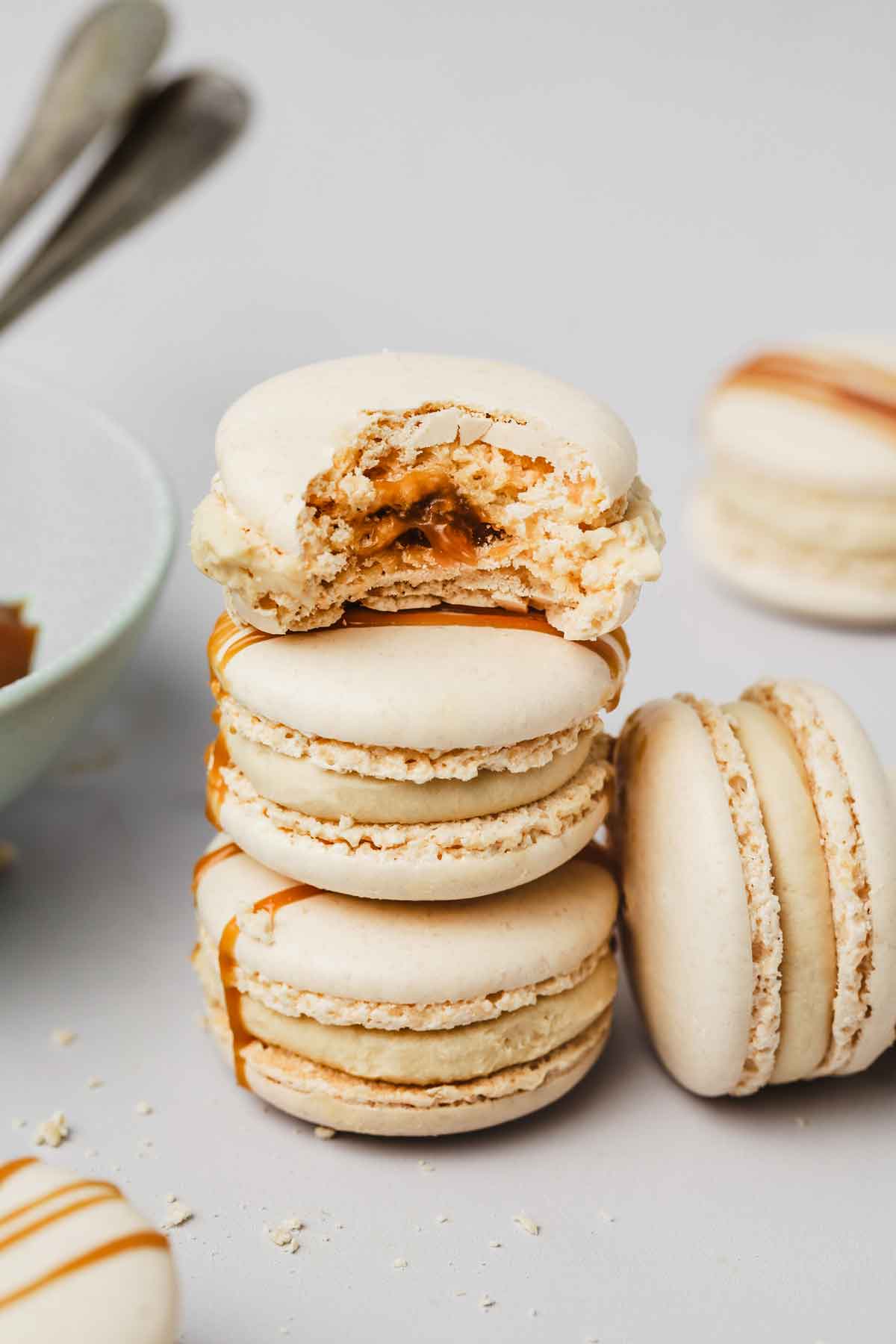 macarons caramel sur une table