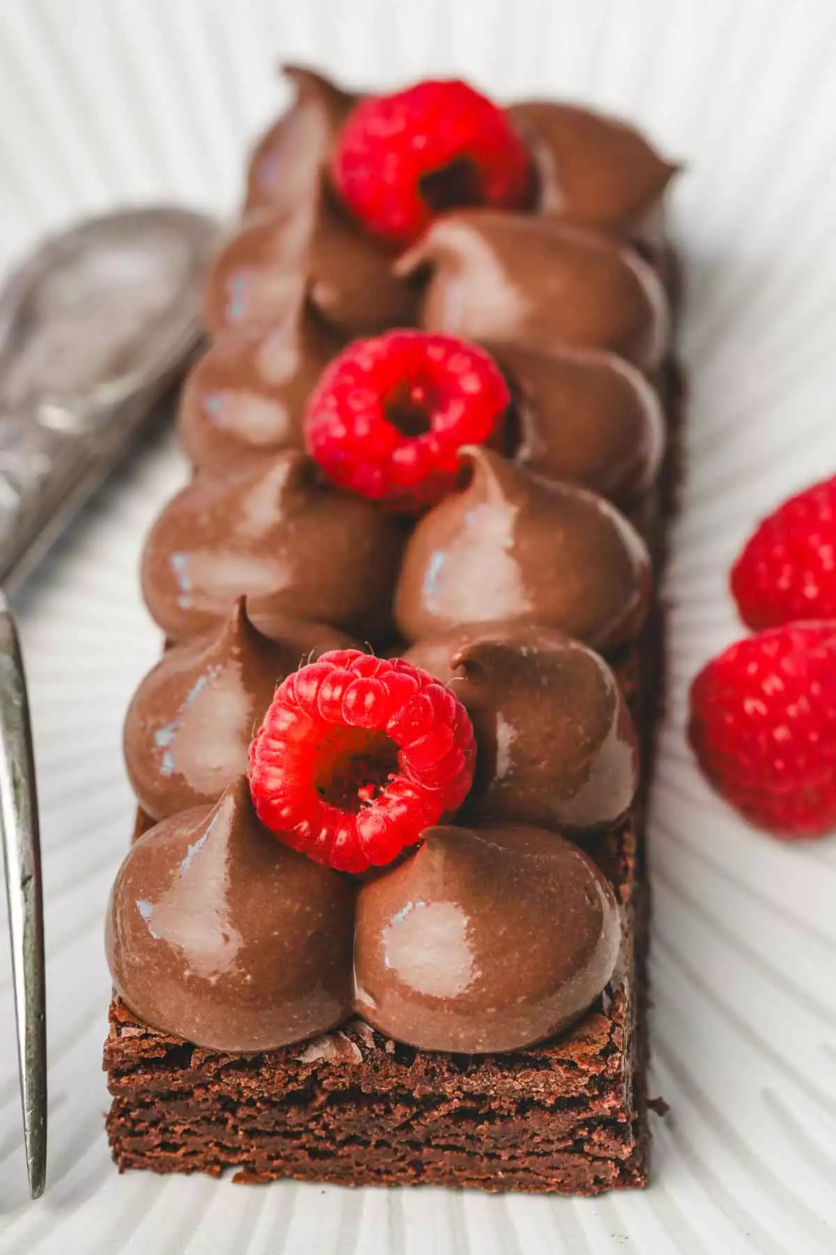brownie décoré de crémeux au chocolat