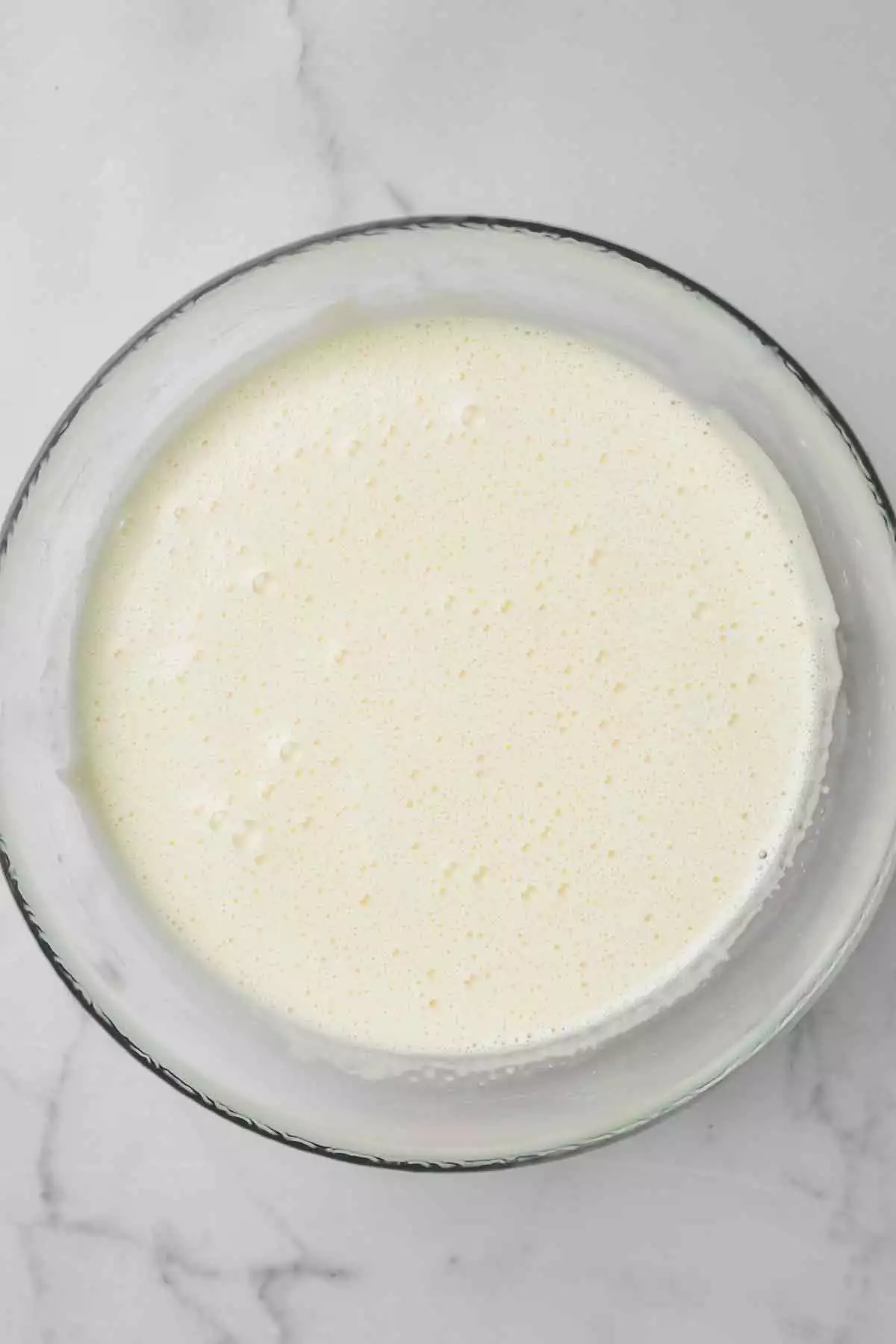 bol avec des oeufs du sucre et du lait 
