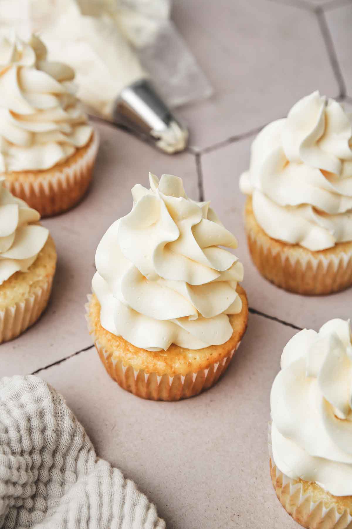 Cupcakes avec de la crème au beurre traditionnelle