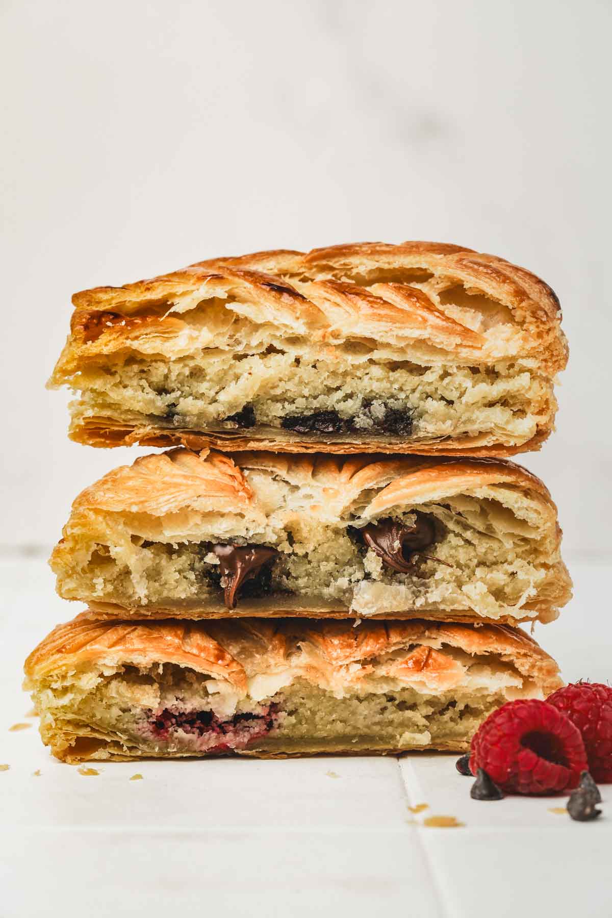 mini galettes coupées sur une table