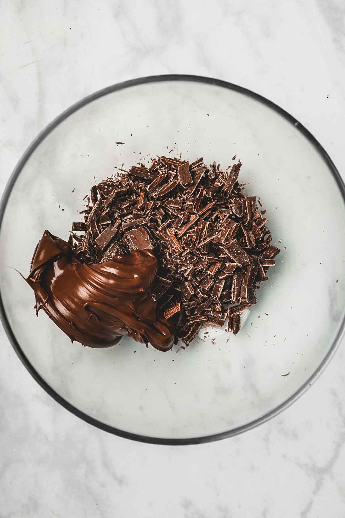 bol avec du chocolat et du nutella