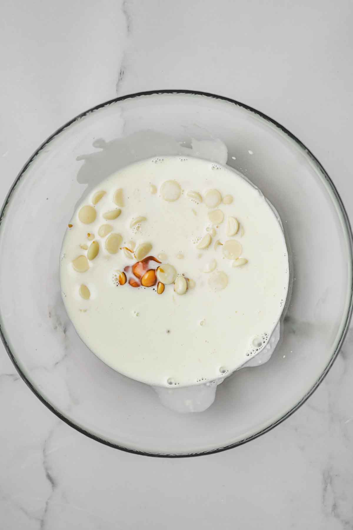 large bol avec de la crème et du chocolat blanc