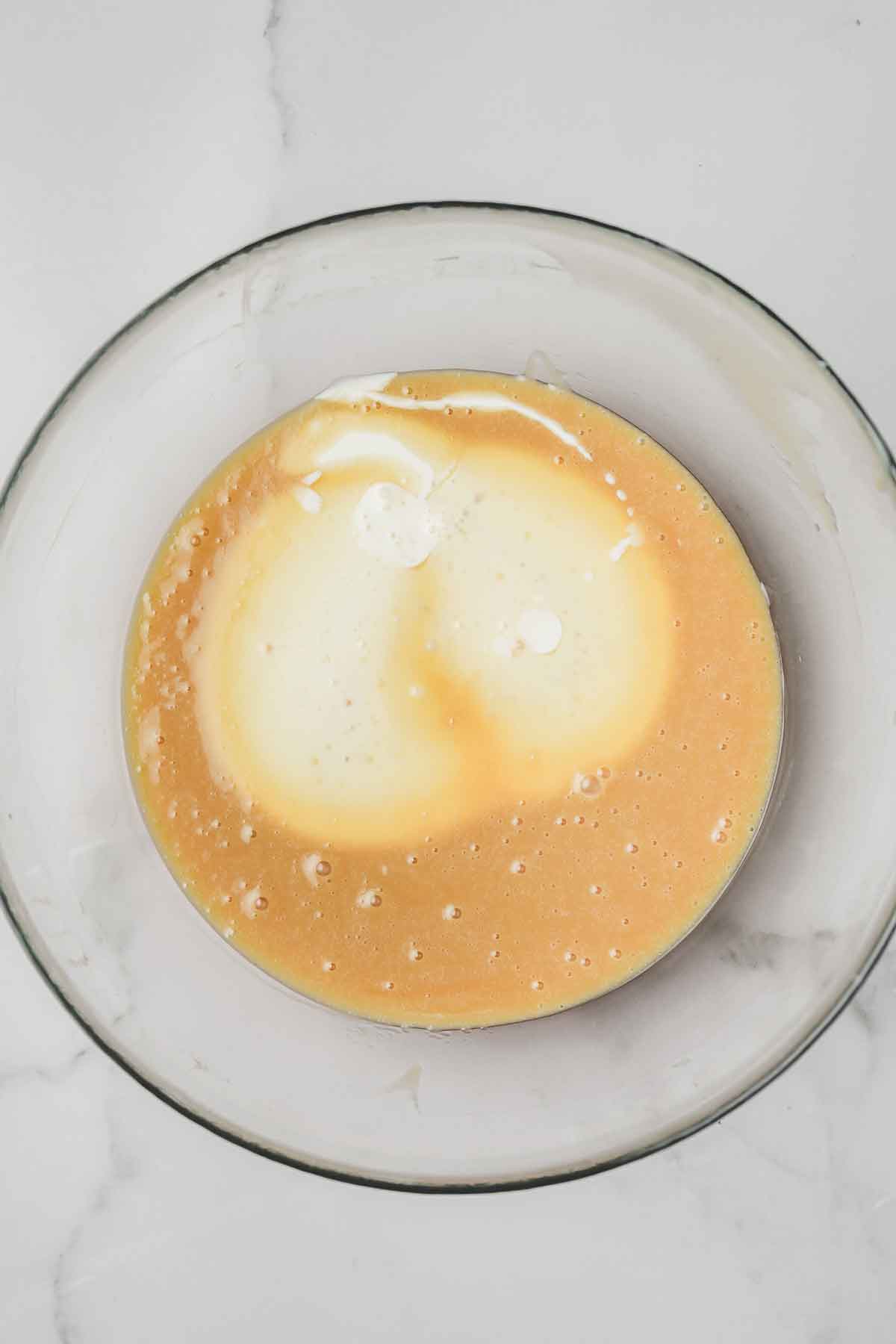 bol avec de la ganache caramel liquide et de la crème