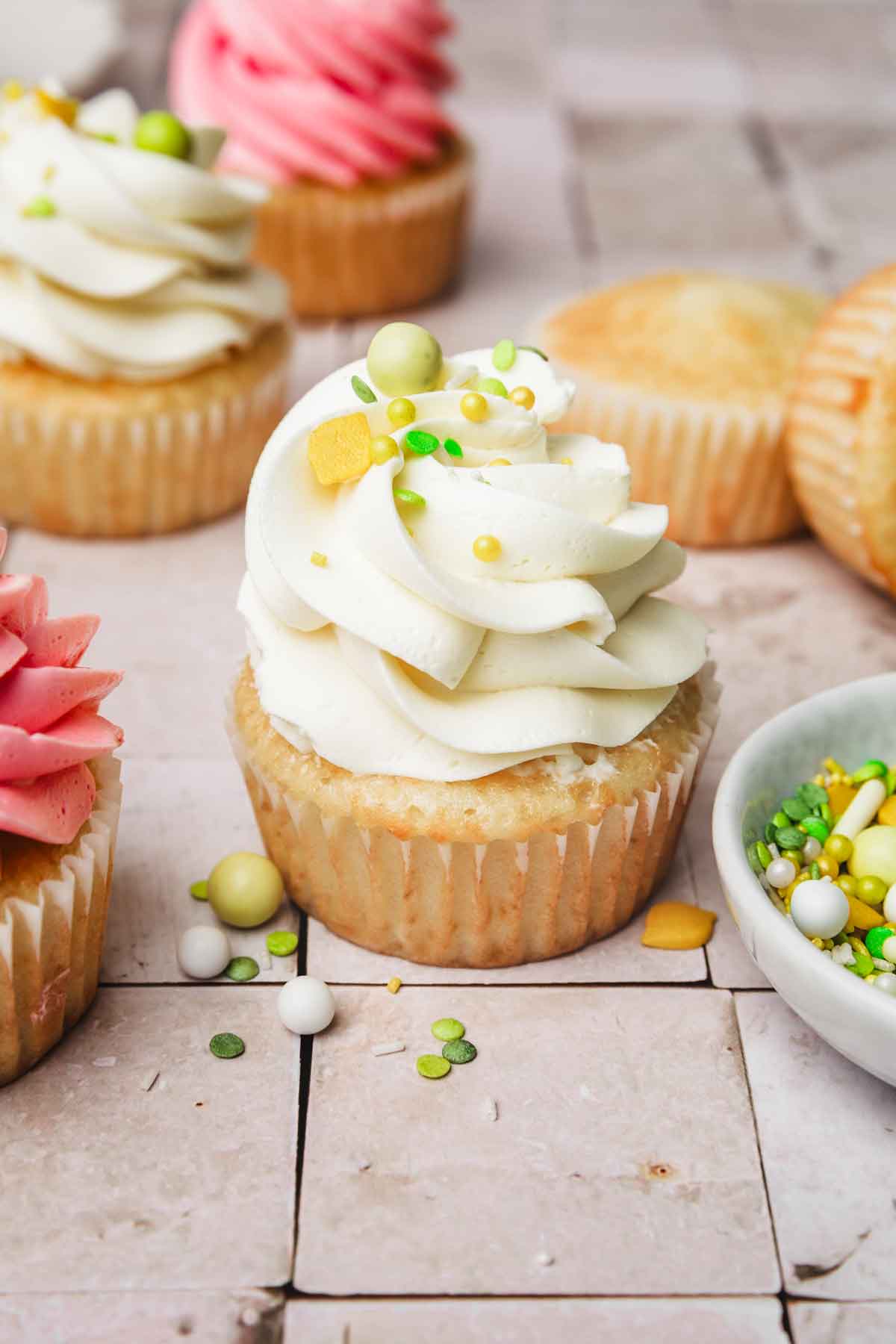cupcakes sur une table avec du glaçage et des perles