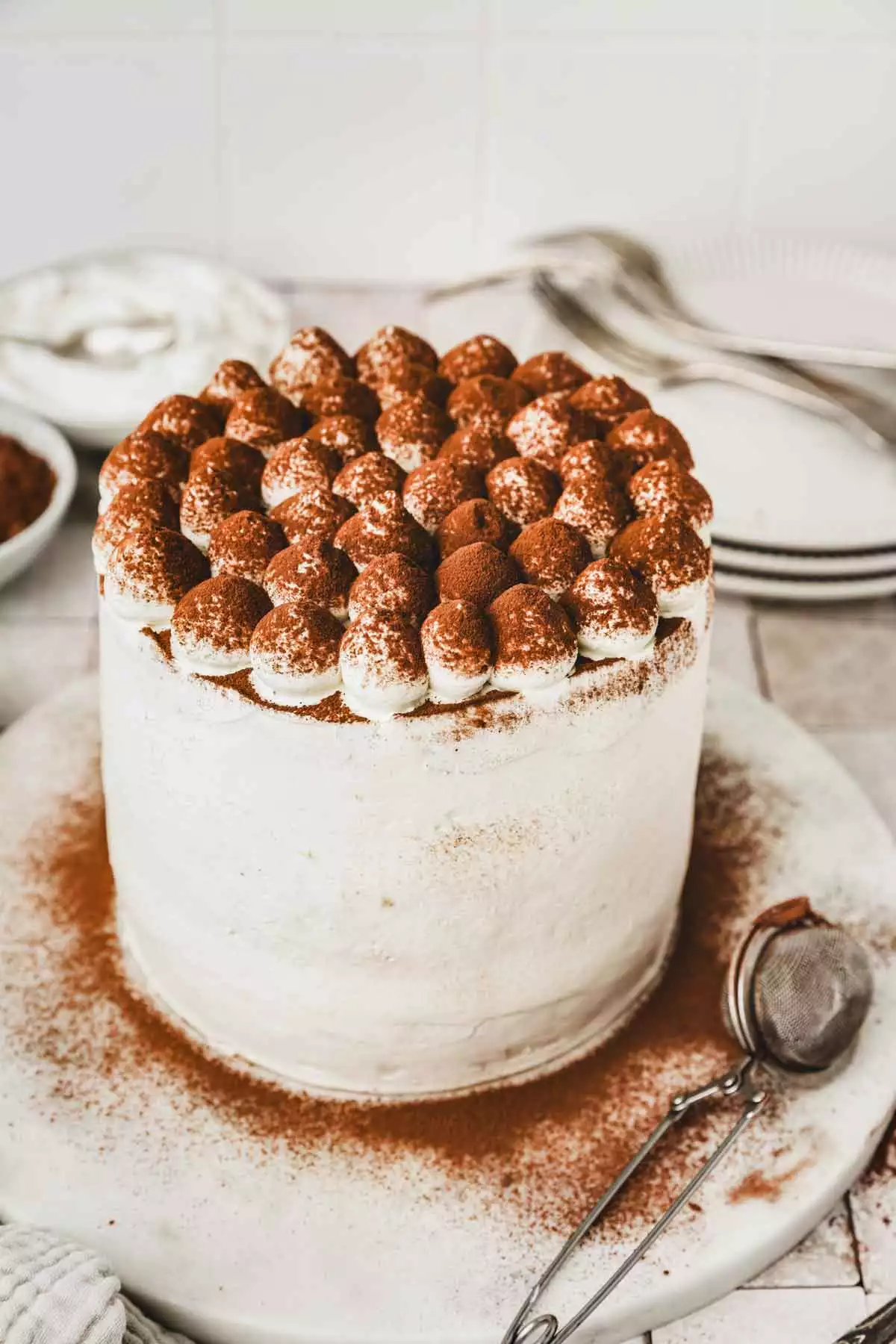 Gâteau tiramisu sur une table