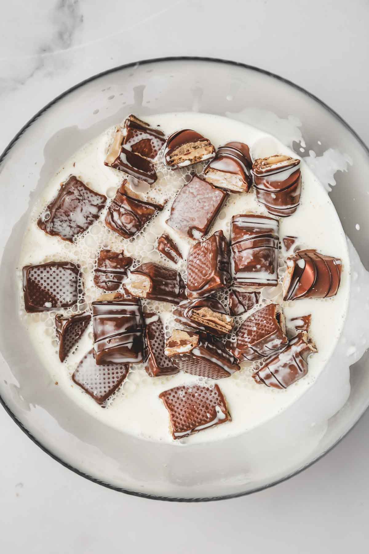 bol avec des kinder bueno et de la crème liquide