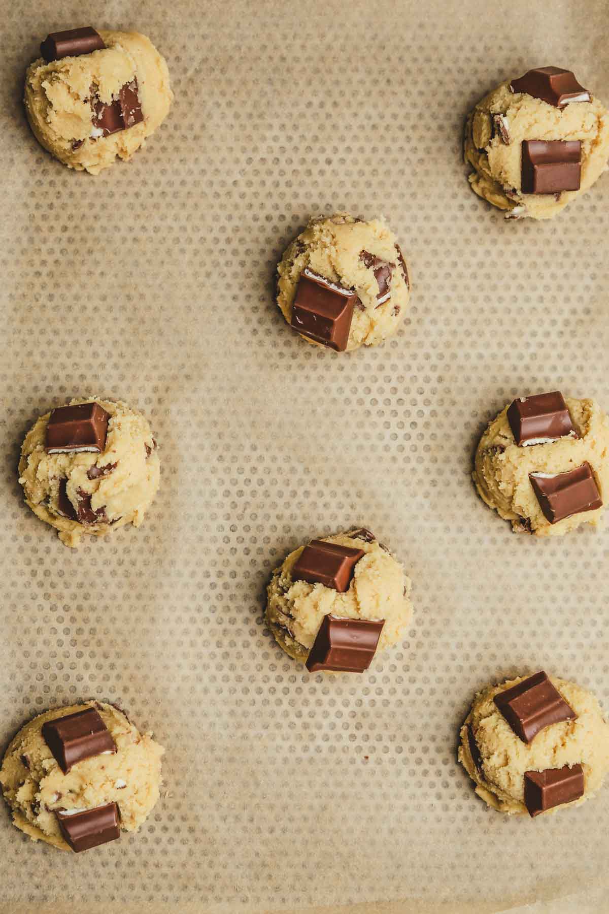 plaque avec boules de pâte à cookies