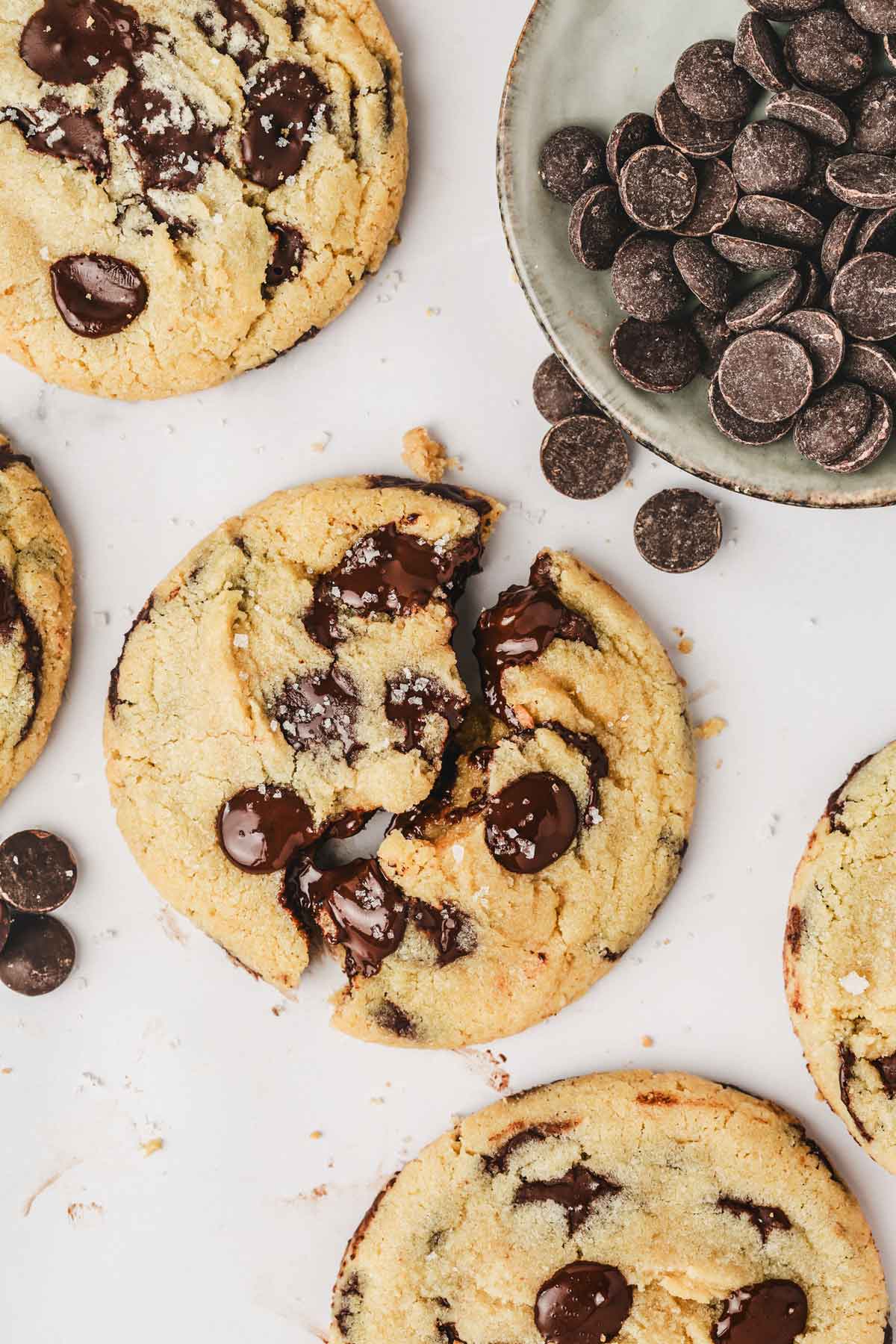 cookies pépites de chocolat sur une table