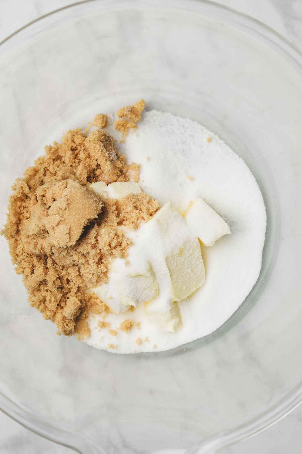 saladier avec du beurre et du sucre