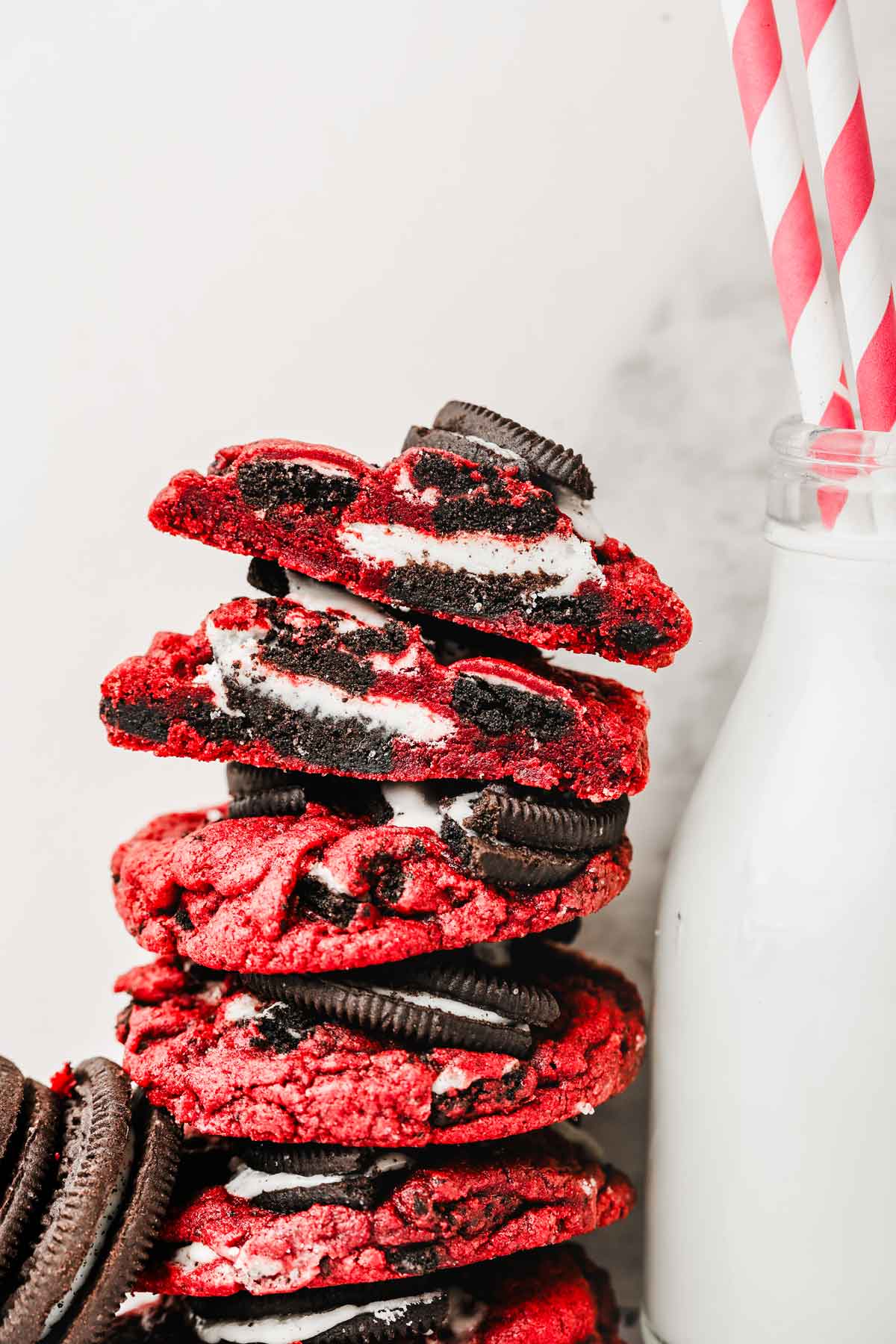 cookies red velvet sur une table avec un bouteille de lait