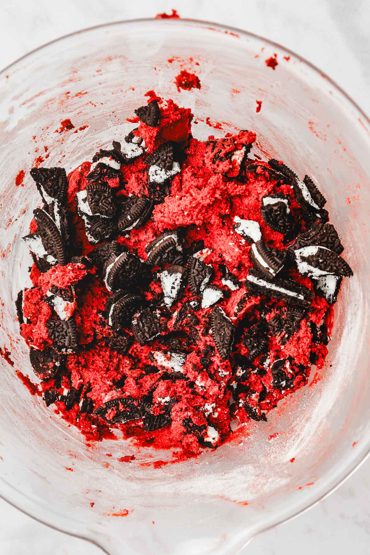 récipient avec de la pâte à cookie red velvet