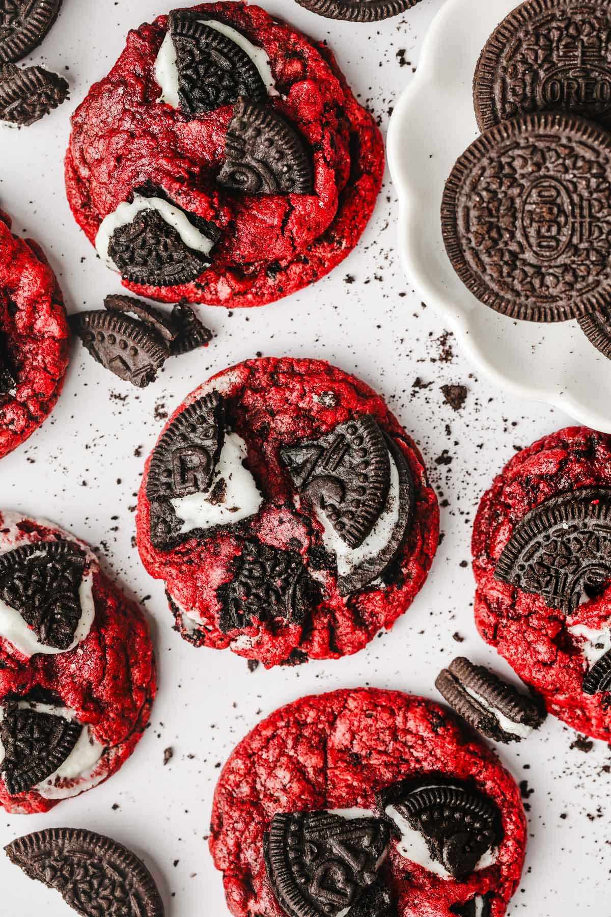 Cookies rouge avec oreo sur une table