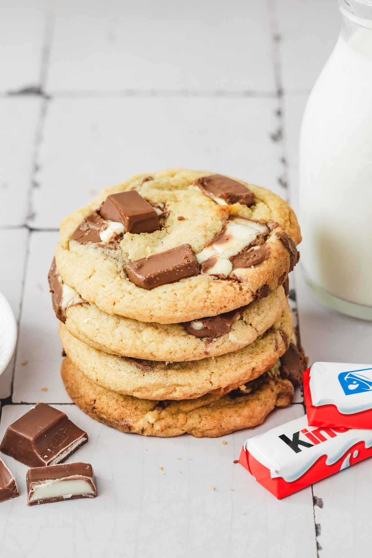 cookies kinder sur une table