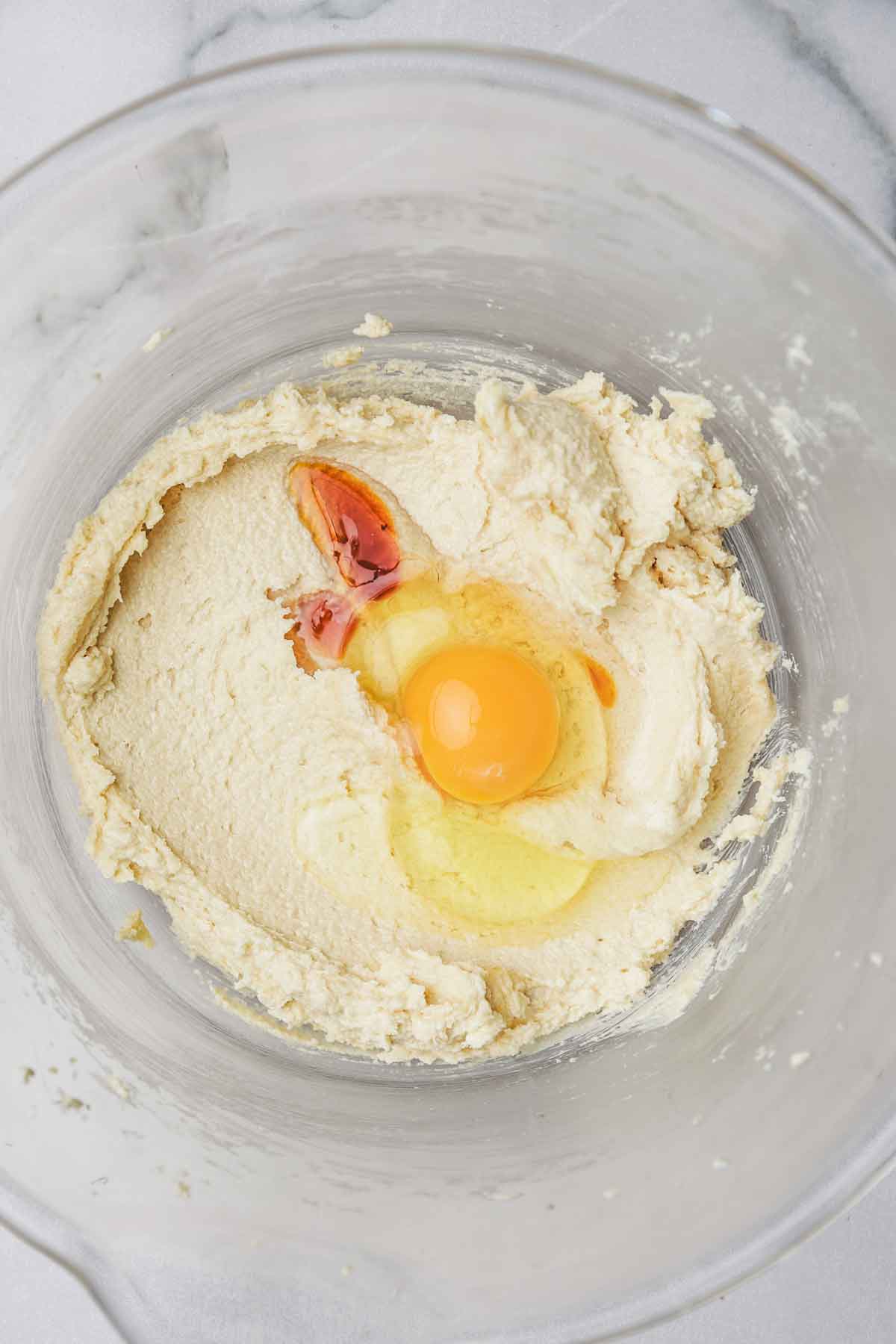 saladier avec beurre pommade et oeuf