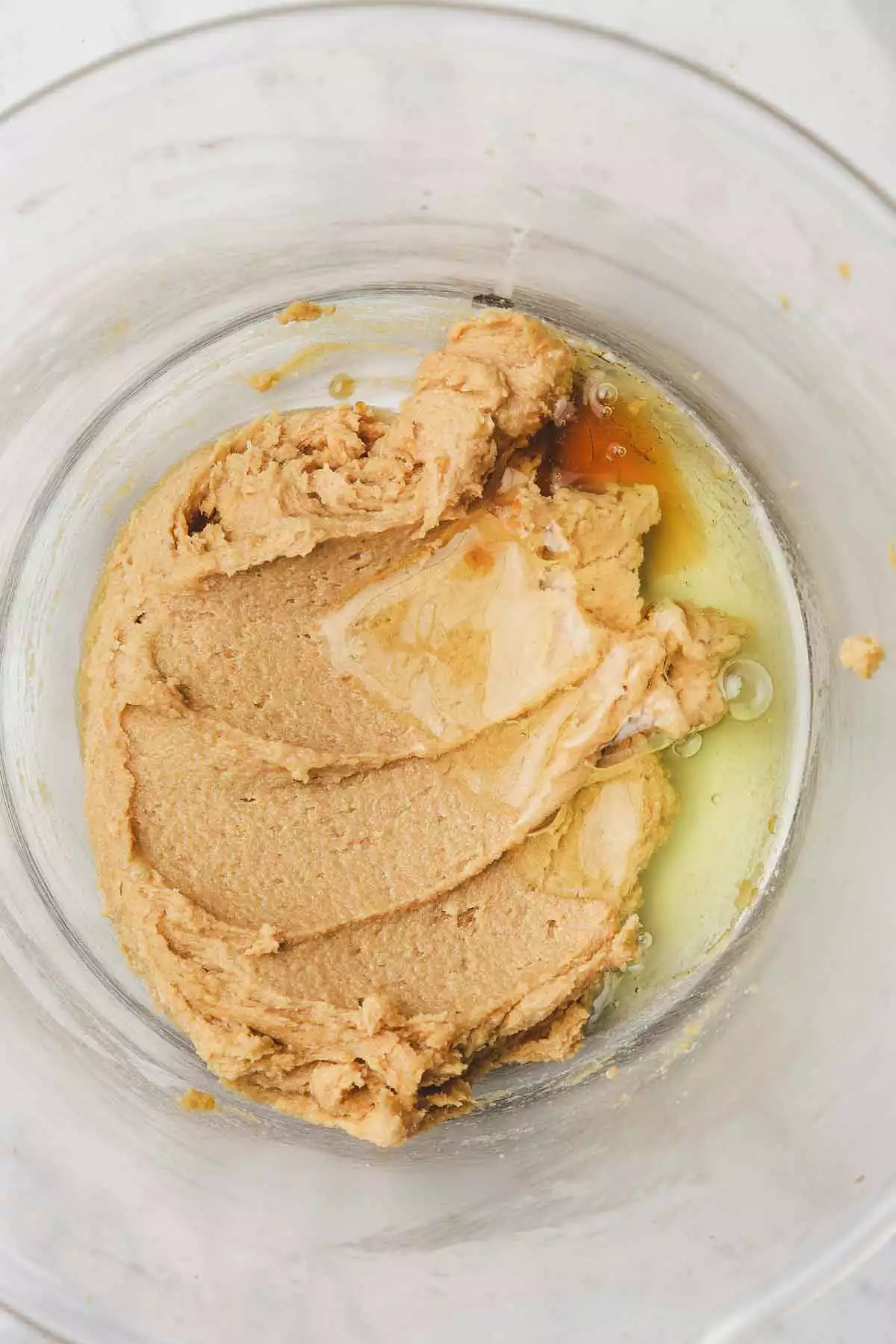 saladier avec du beurre et du sucre crémé
