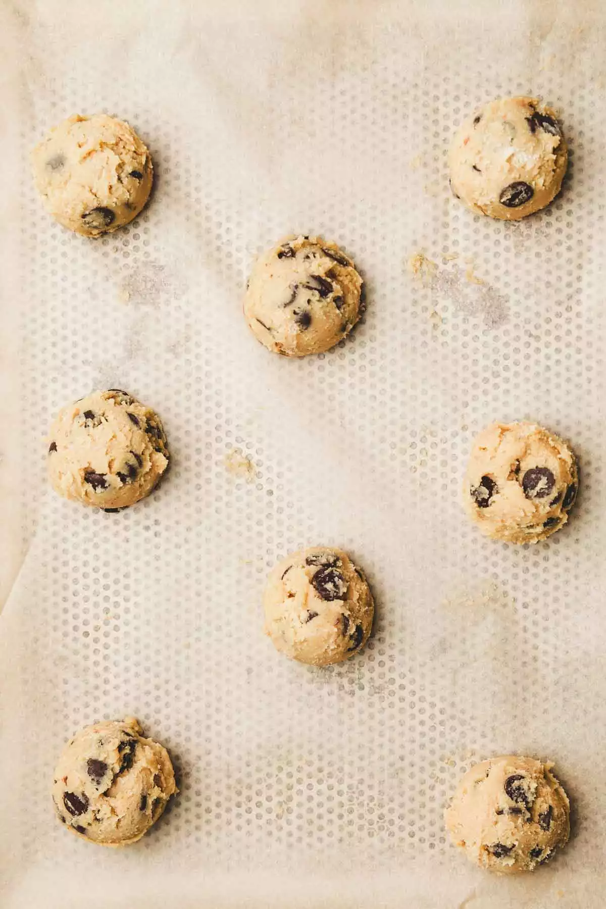 boules de pâte à cookies sur une plaque de pâtisserie