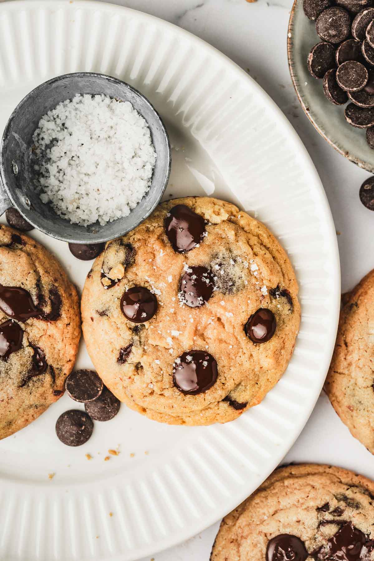 cookies pépites de chocolat sur une assiette