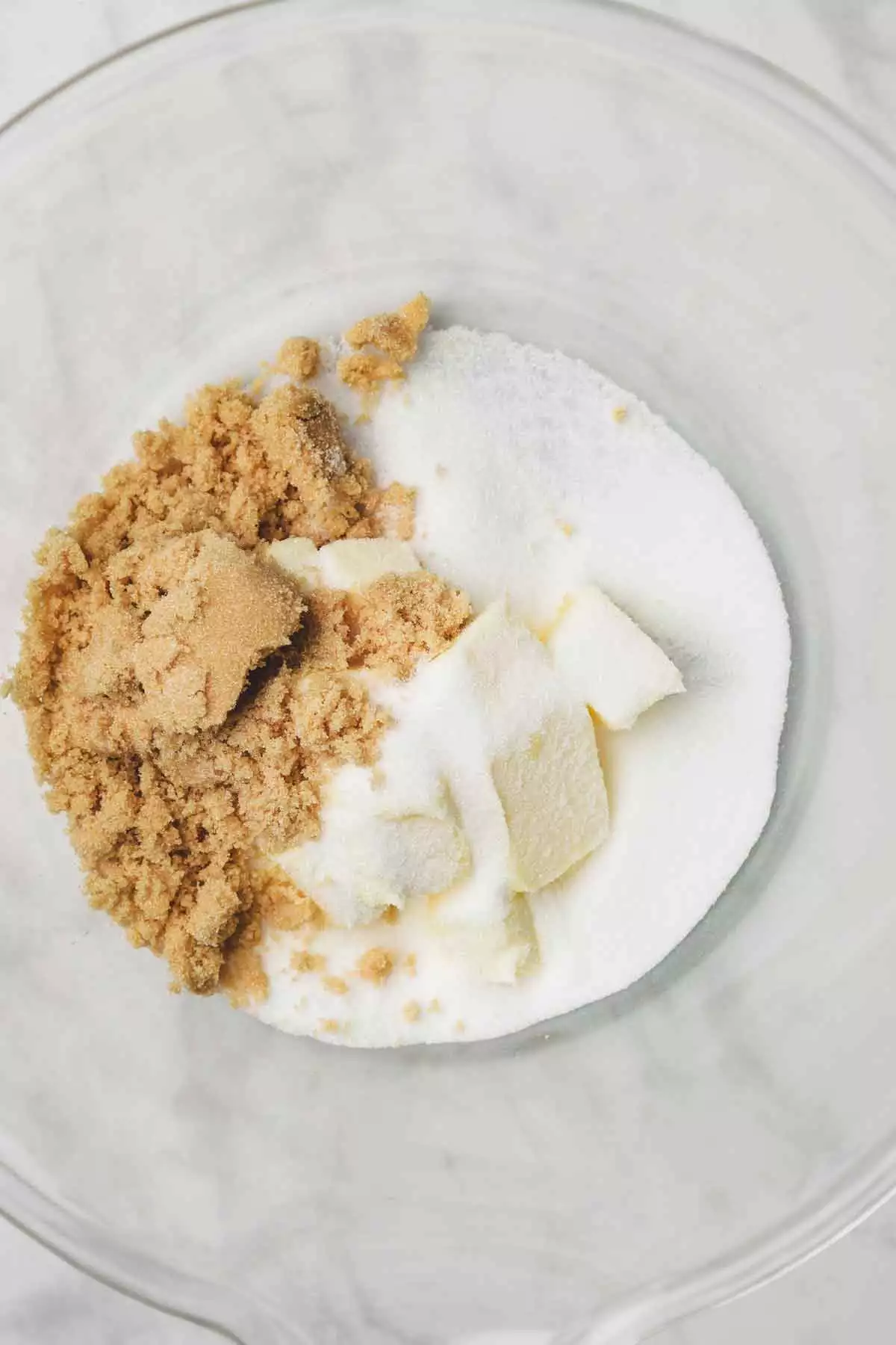 saladier avec du beurre et du sucre