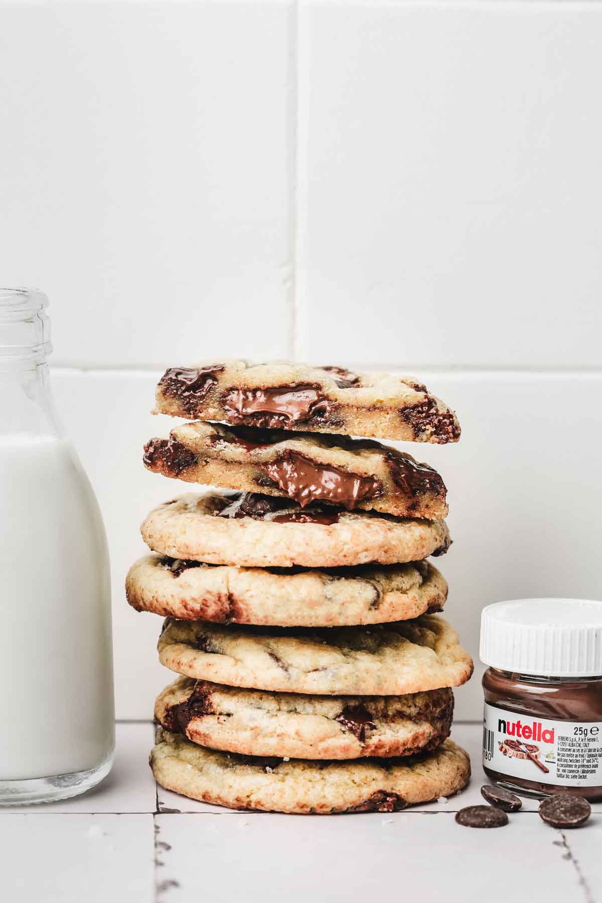 cookies empilés sur une table