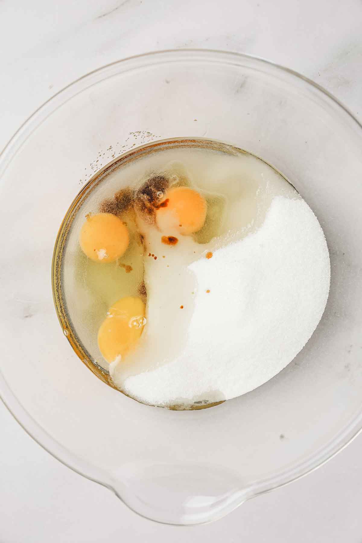 saladier avec oeufs et sucre